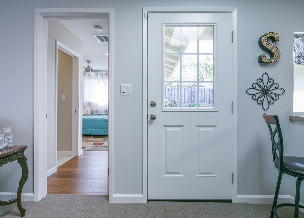 Cette photo montre un petit couloir chic avec un mur gris, moquette et un sol gris.