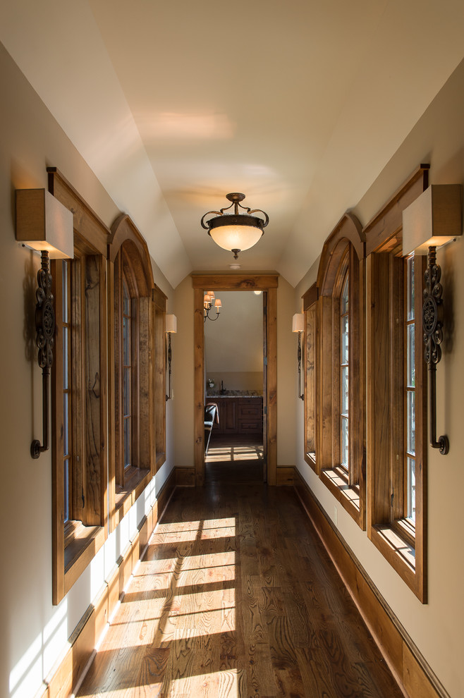 Imagen de recibidores y pasillos rústicos grandes con suelo de madera en tonos medios y paredes beige