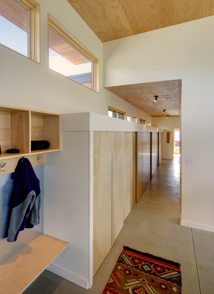 Источник вдохновения для домашнего уюта: коридор в современном стиле с белыми стенами и бетонным полом