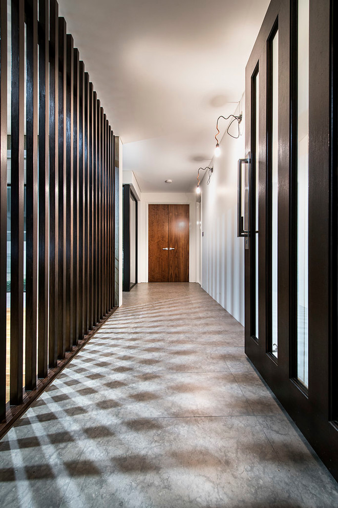 На фото: коридор: освещение в современном стиле с белыми стенами и серым полом с