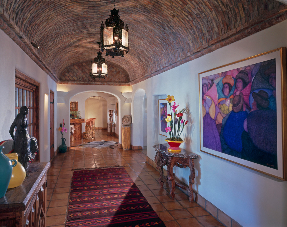 Пример оригинального дизайна: коридор в стиле фьюжн с белыми стенами и коричневым полом
