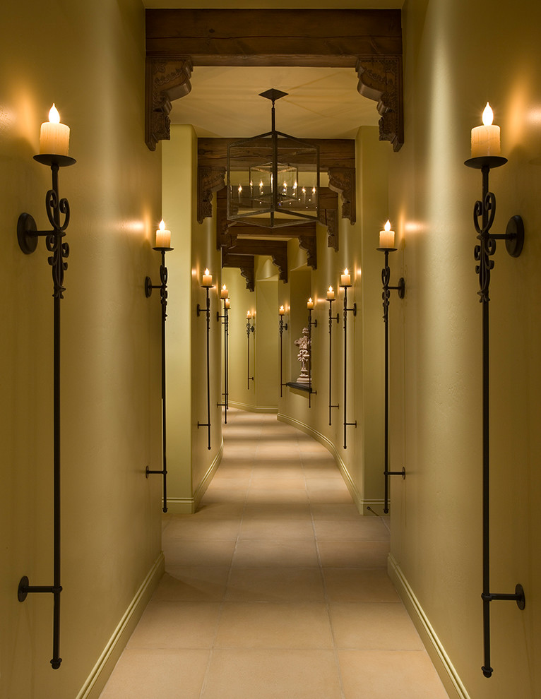 Ejemplo de recibidores y pasillos eclécticos extra grandes con paredes beige, suelo beige y suelo de baldosas de cerámica