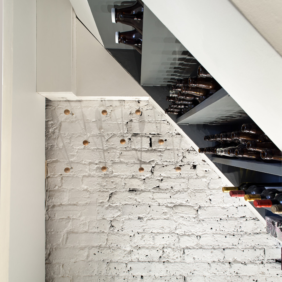 Cette image montre un petit couloir traditionnel avec un mur gris, parquet peint et un sol gris.