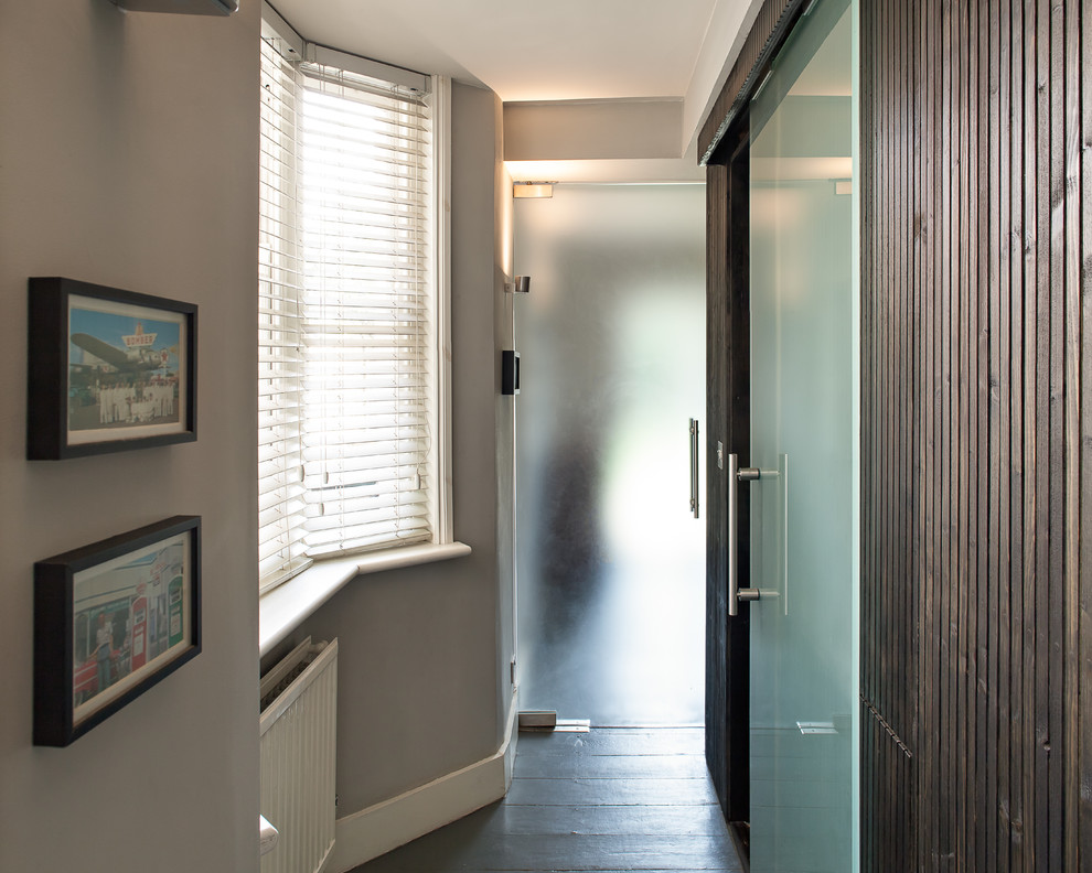 На фото: маленький коридор в стиле неоклассика (современная классика) с серыми стенами, деревянным полом и серым полом для на участке и в саду с