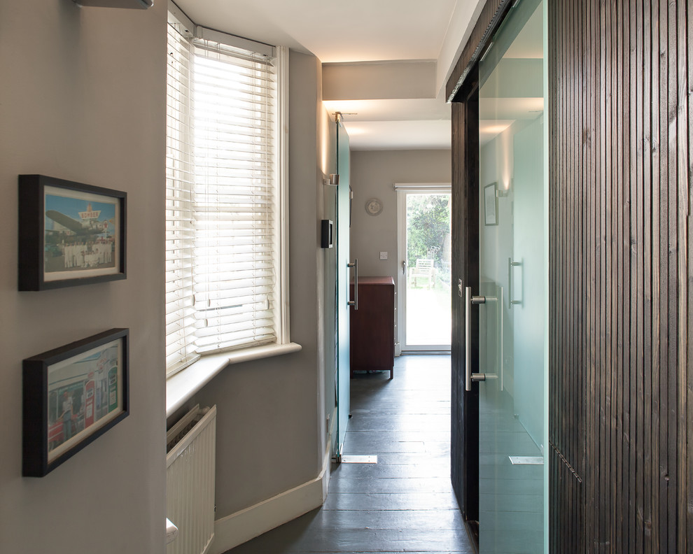Exemple d'un petit couloir chic avec un mur gris, parquet peint et un sol gris.