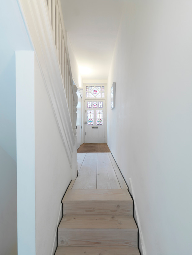 Idéer för en mellanstor klassisk hall, med vita väggar och ljust trägolv