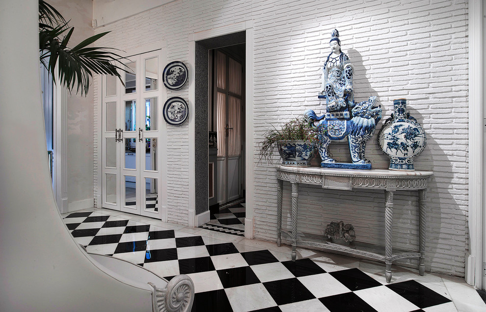 Idee per un ingresso o corridoio tradizionale con pareti bianche e pavimento in marmo