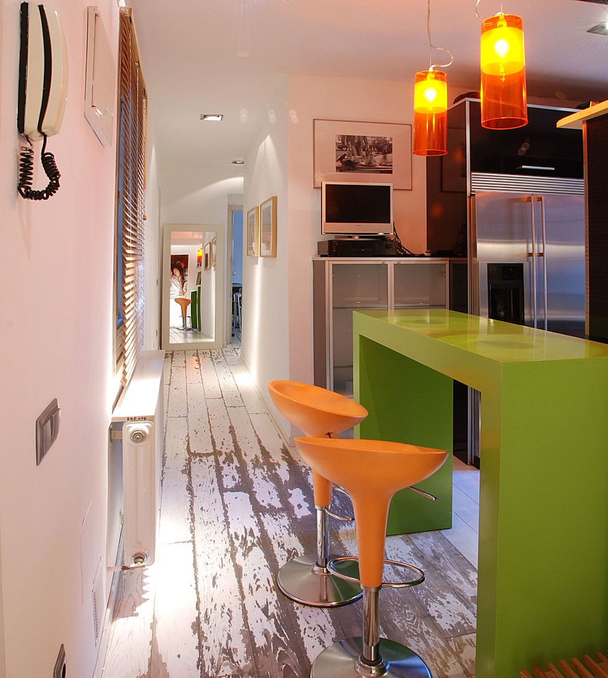 Источник вдохновения для домашнего уюта: коридор в современном стиле с белыми стенами и деревянным полом