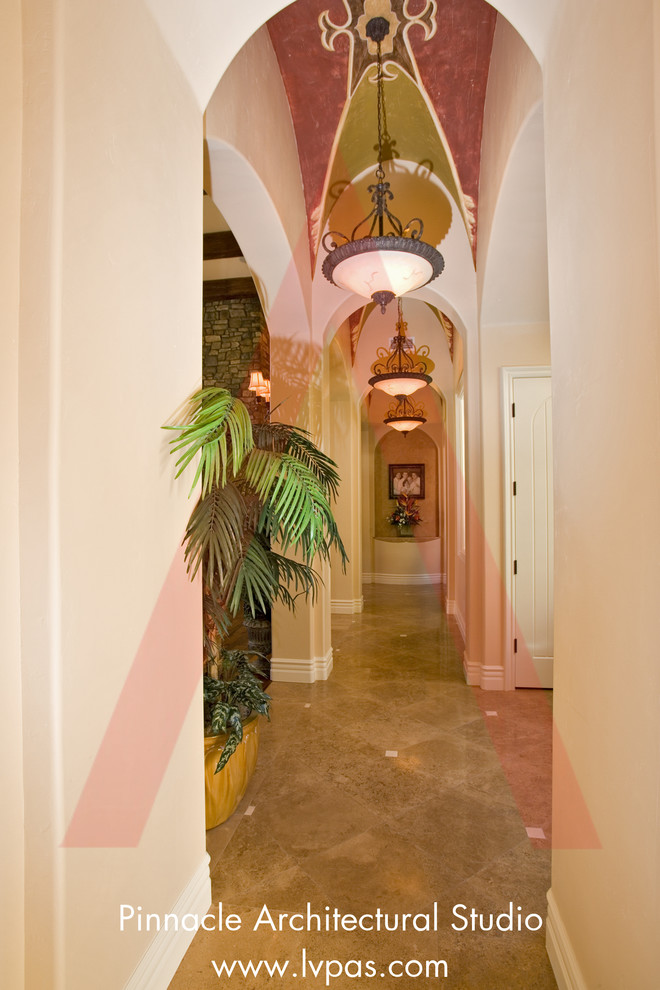Foto di un ampio ingresso o corridoio mediterraneo con pareti beige e pavimento marrone