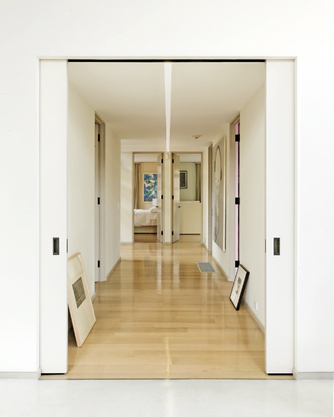 На фото: коридор в современном стиле с