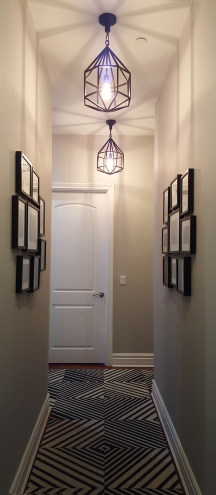 Ispirazione per un ingresso o corridoio moderno di medie dimensioni con pareti grigie, moquette e pavimento multicolore