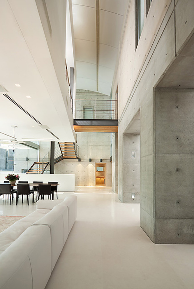 На фото: коридор в стиле лофт с серыми стенами и белым полом
