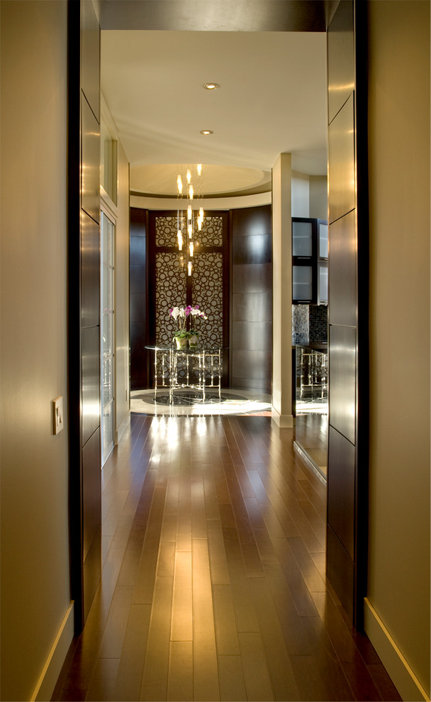 Стильный дизайн: большой коридор в стиле модернизм с бежевыми стенами, паркетным полом среднего тона и коричневым полом - последний тренд