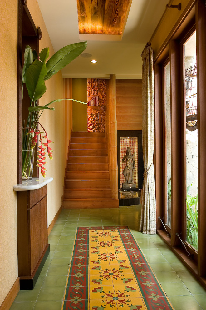 Imagen de recibidores y pasillos exóticos con paredes beige y suelo multicolor