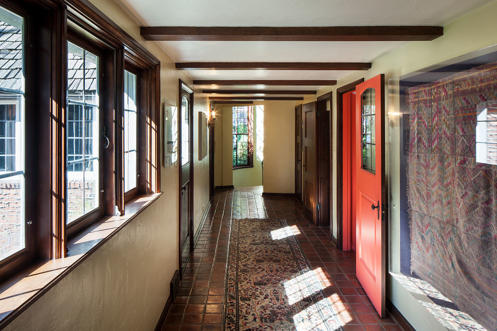Example of a classic hallway design in Portland