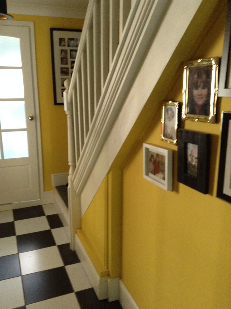 チェシャーにあるお手頃価格の広いエクレクティックスタイルのおしゃれな廊下 (黄色い壁、セラミックタイルの床) の写真
