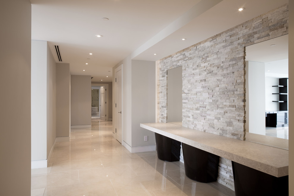 Стильный дизайн: большой коридор в современном стиле с полом из керамической плитки и бежевыми стенами - последний тренд