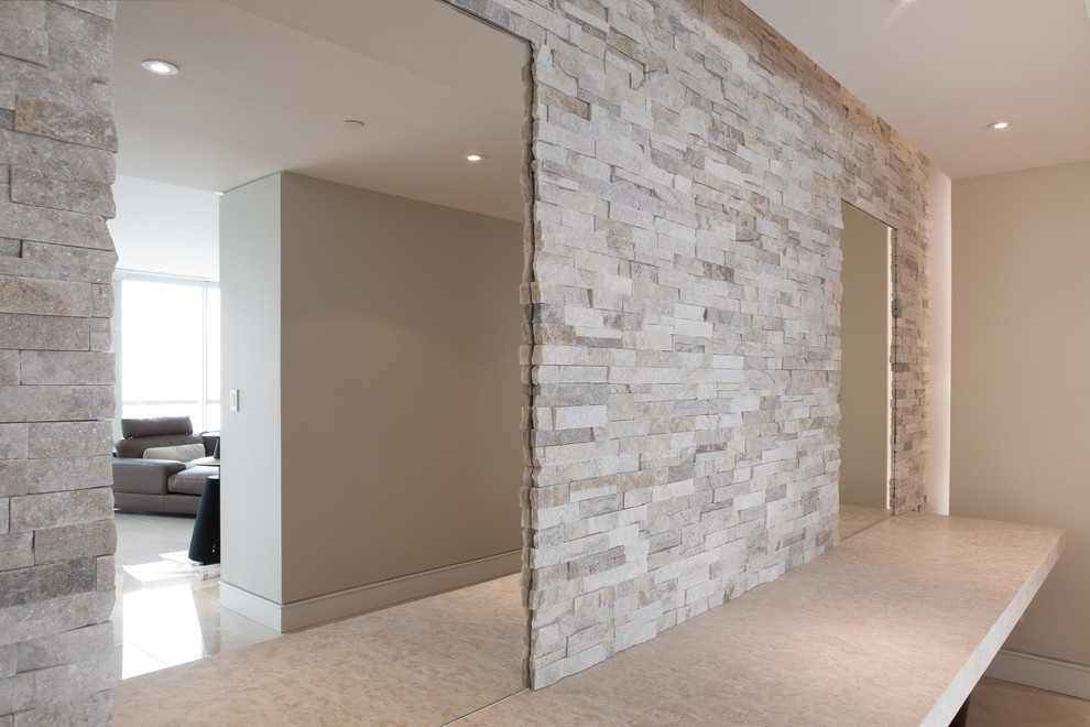На фото: большой коридор в стиле модернизм с серыми стенами и полом из керамической плитки с