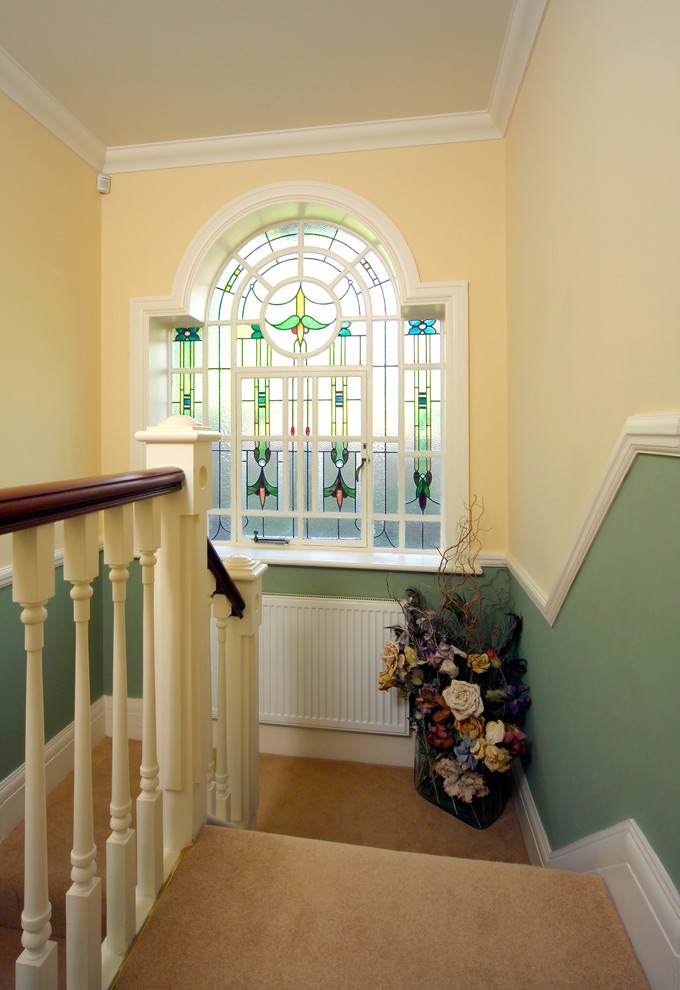 Источник вдохновения для домашнего уюта: коридор в викторианском стиле с зелеными стенами и ковровым покрытием