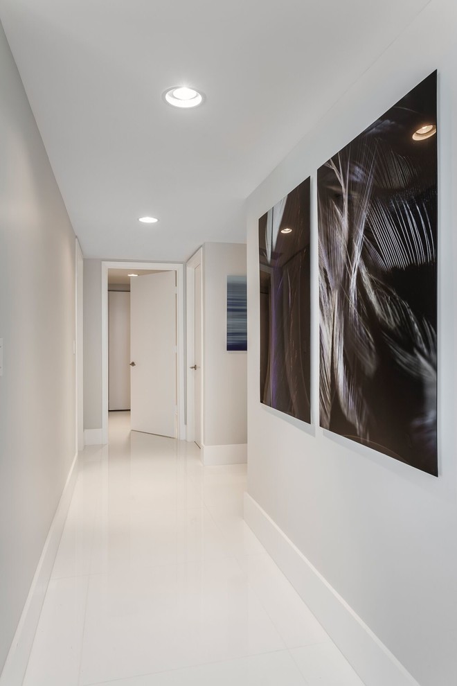 Idee per un grande ingresso o corridoio contemporaneo con pareti bianche, pavimento in gres porcellanato e pavimento bianco