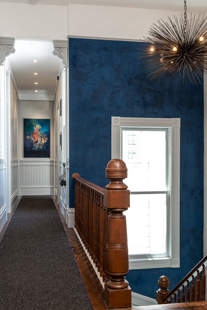Idée de décoration pour un couloir victorien avec un mur bleu.
