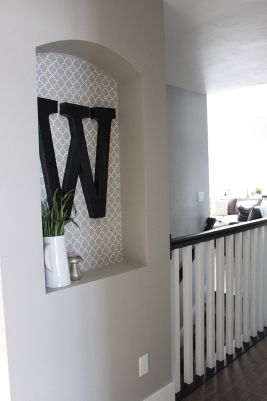 Источник вдохновения для домашнего уюта: коридор среднего размера в стиле кантри с серыми стенами