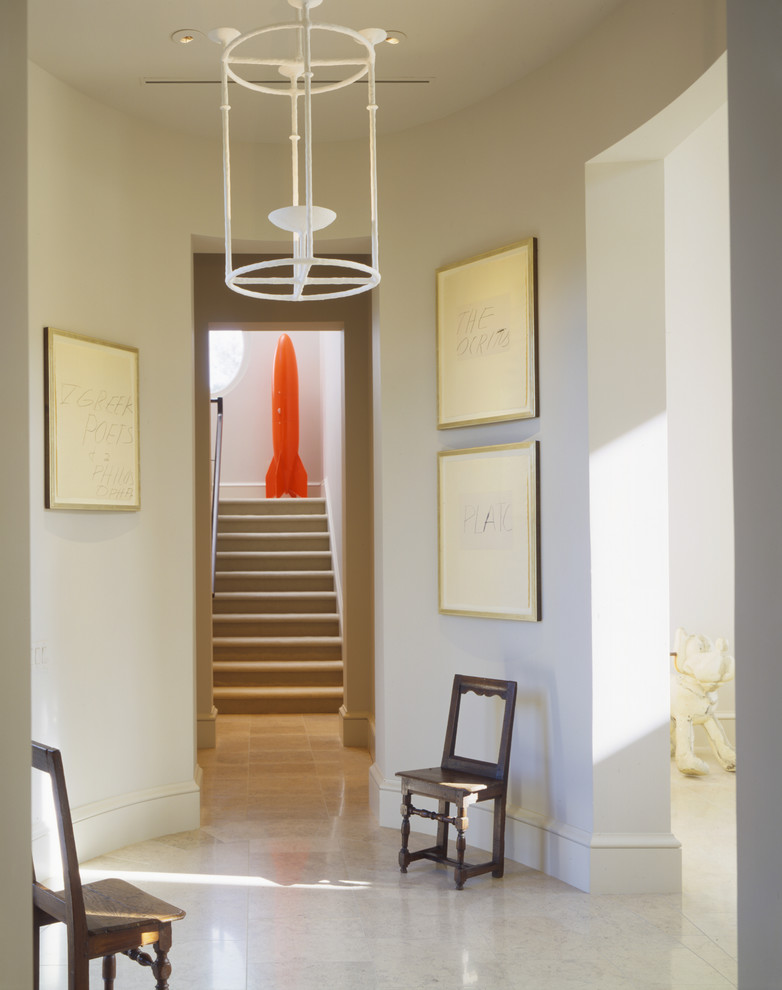 Свежая идея для дизайна: коридор в современном стиле с белыми стенами и белым полом - отличное фото интерьера