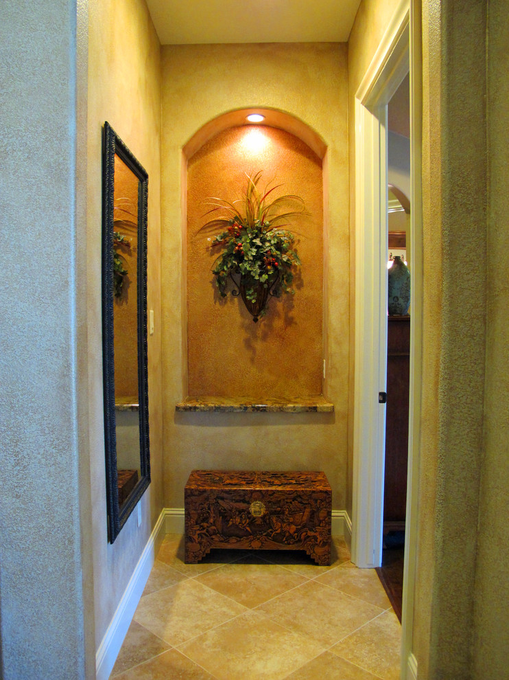 Aménagement d'un couloir classique avec un mur multicolore et un sol en carrelage de céramique.