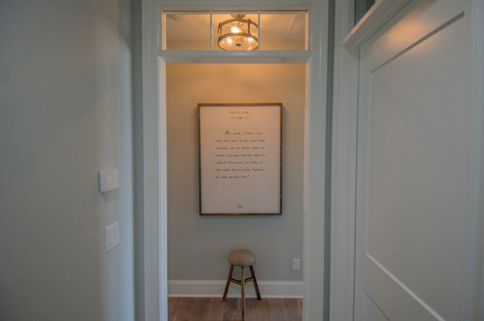 Источник вдохновения для домашнего уюта: коридор в стиле неоклассика (современная классика)