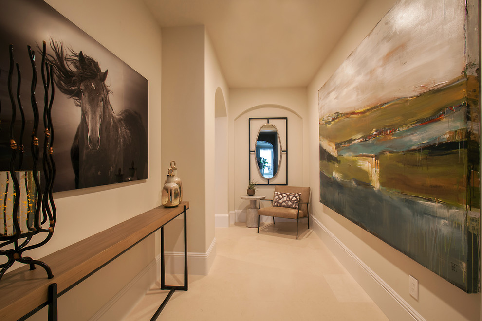 Свежая идея для дизайна: маленький коридор в стиле неоклассика (современная классика) с белыми стенами и полом из известняка для на участке и в саду - отличное фото интерьера
