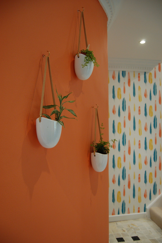 Idéer för en mellanstor maritim hall, med klinkergolv i keramik, orange väggar och flerfärgat golv