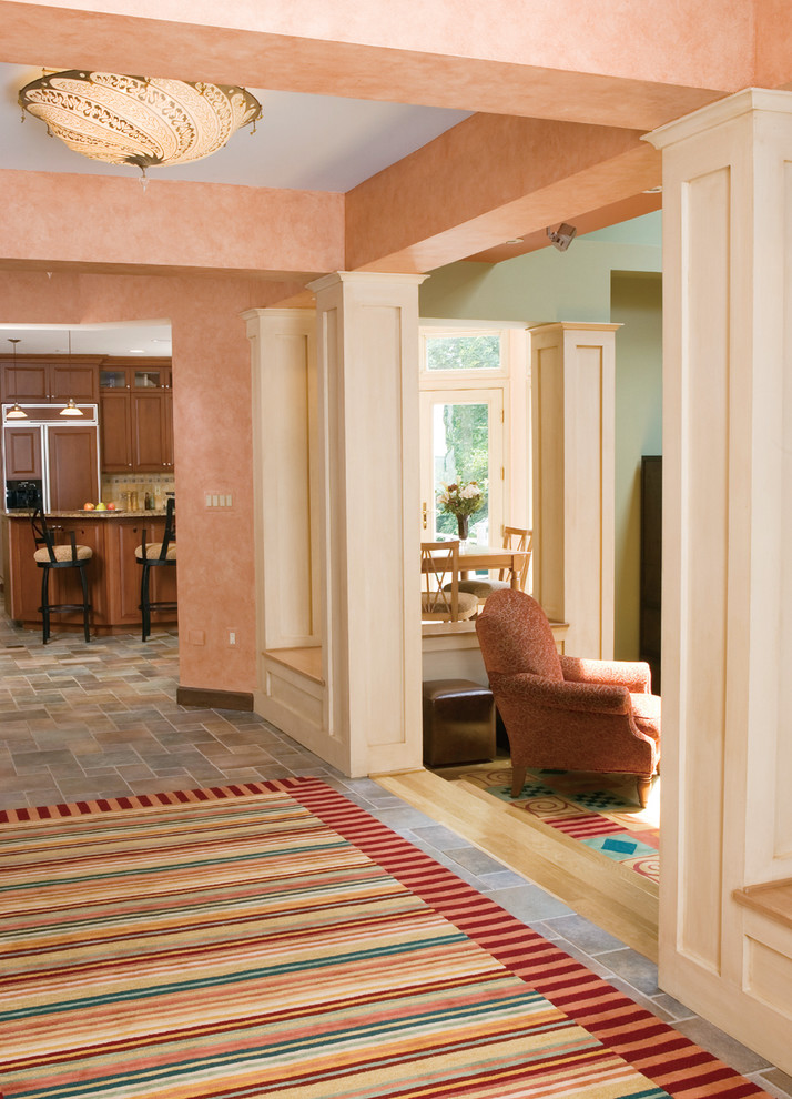 Стильный дизайн: коридор среднего размера в стиле фьюжн с розовыми стенами, полом из сланца и серым полом - последний тренд