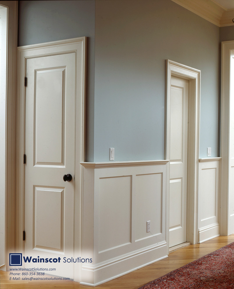 Idée de décoration pour un couloir tradition de taille moyenne avec un mur bleu et parquet clair.