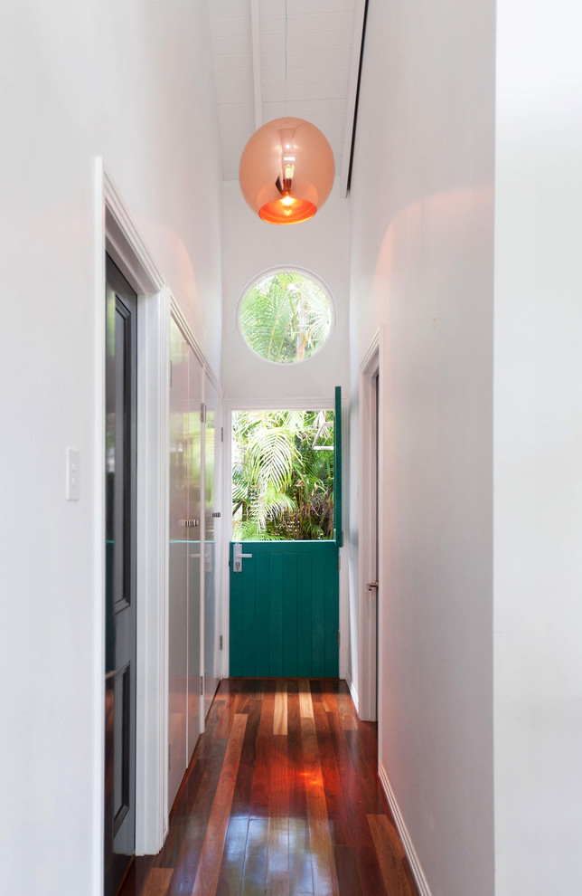 На фото: коридор в современном стиле с белыми стенами и оранжевым полом с