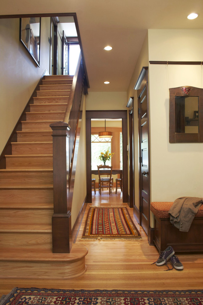 Exemple d'un couloir chic avec un mur beige et un sol en bois brun.