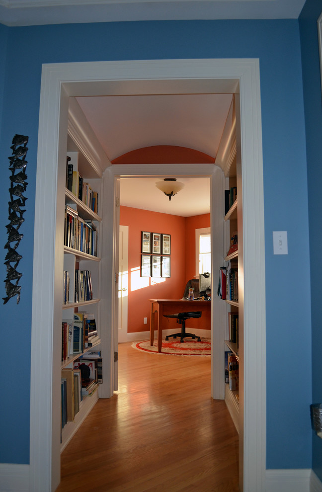 Immagine di un ingresso o corridoio chic di medie dimensioni con pareti blu e pavimento in legno massello medio