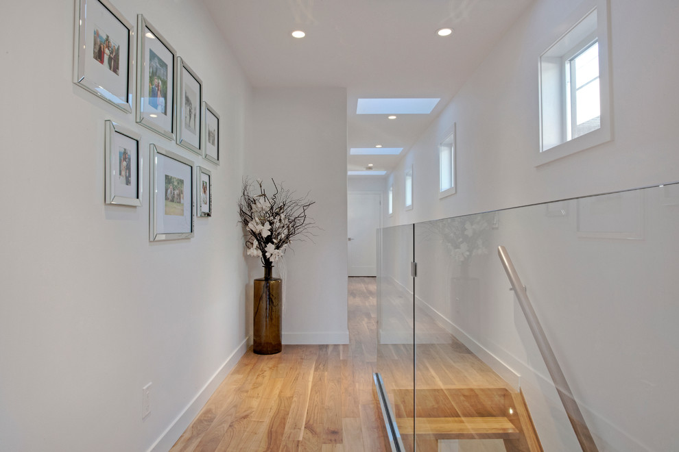 Источник вдохновения для домашнего уюта: узкий коридор в современном стиле