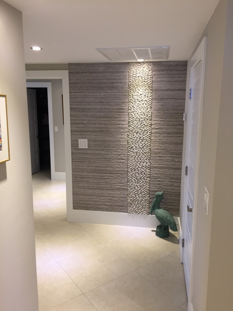 Esempio di un ingresso o corridoio chic di medie dimensioni con pareti beige, pavimento con piastrelle in ceramica e pavimento beige