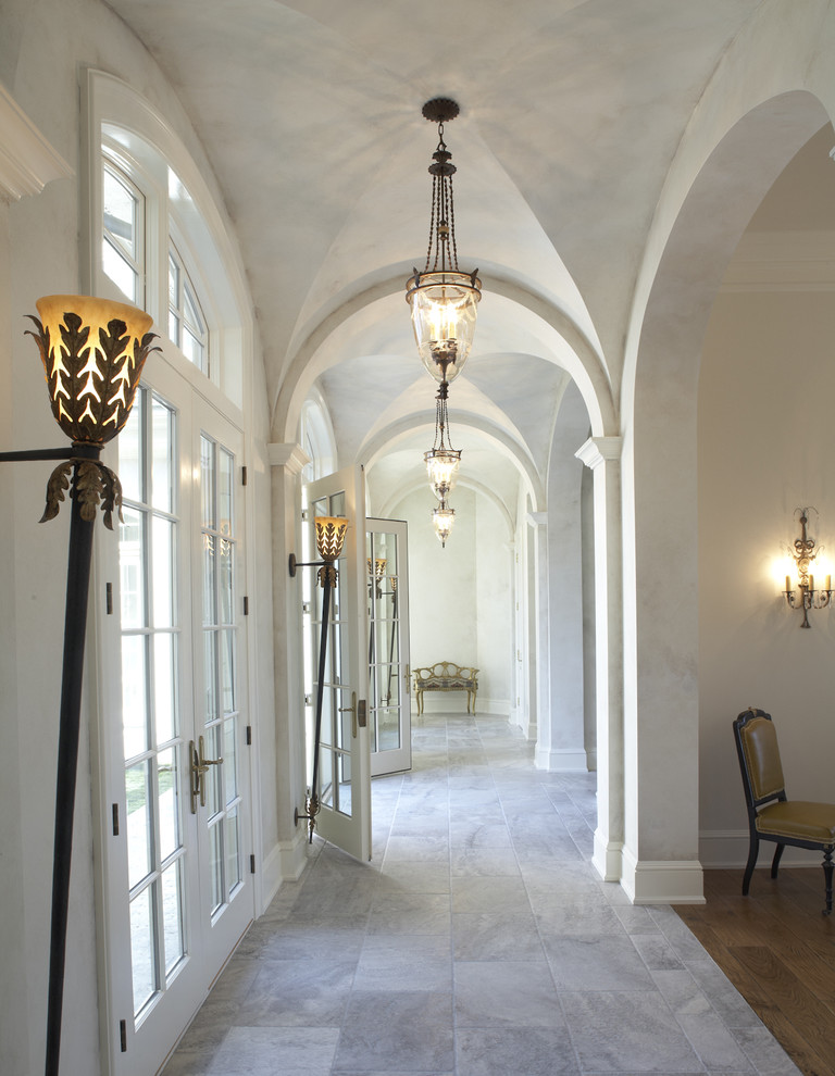 Exemple d'un couloir chic avec un mur gris et un sol en ardoise.