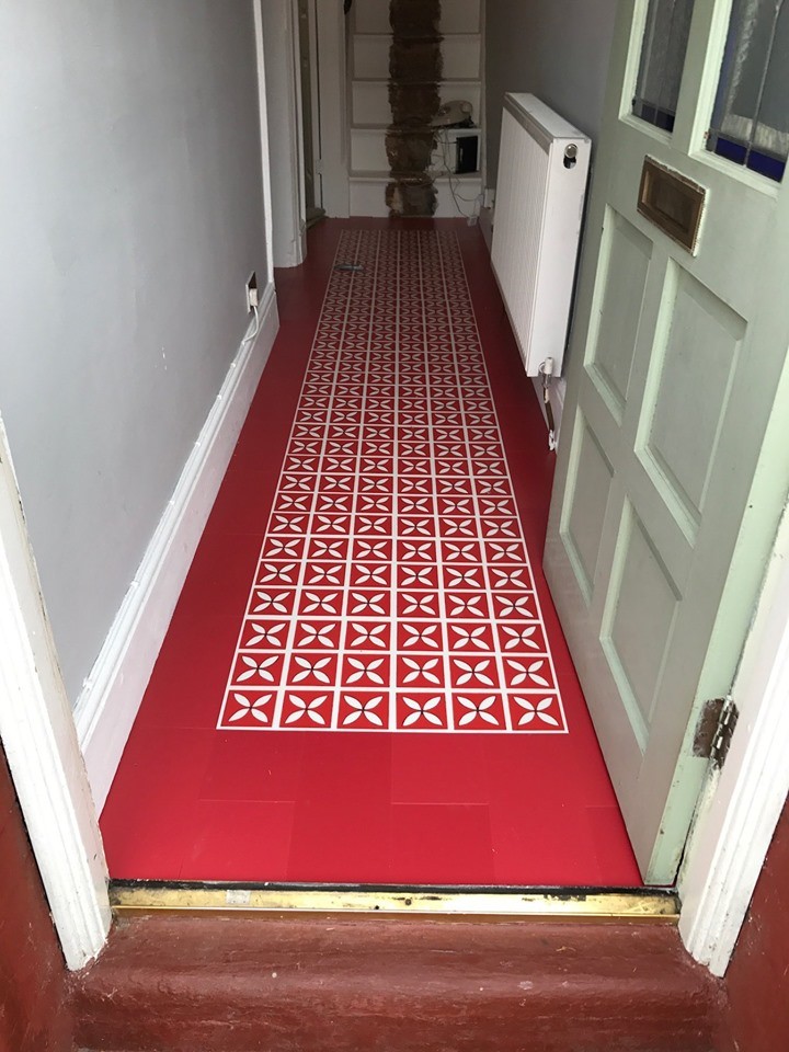 Стильный дизайн: коридор среднего размера в современном стиле с серыми стенами, полом из винила и красным полом - последний тренд