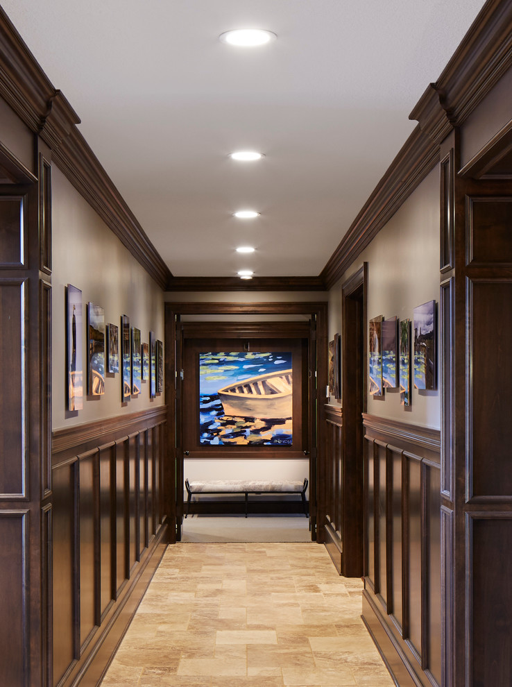 Источник вдохновения для домашнего уюта: большой коридор в классическом стиле с серыми стенами, бежевым полом и полом из известняка