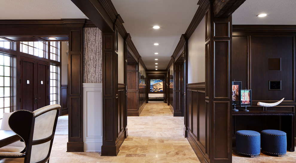 Стильный дизайн: большой коридор в классическом стиле с бежевым полом, бежевыми стенами и полом из известняка - последний тренд