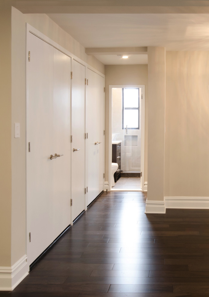 Kleiner Moderner Flur mit beiger Wandfarbe und dunklem Holzboden in New York