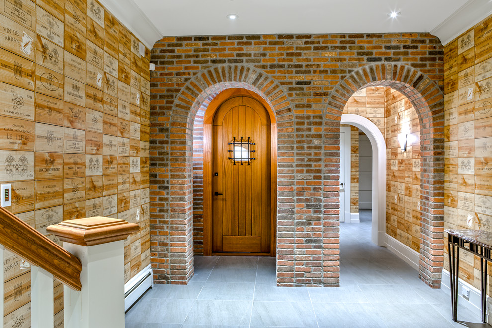 Пример оригинального дизайна: большой коридор в классическом стиле с полом из керамической плитки и серым полом