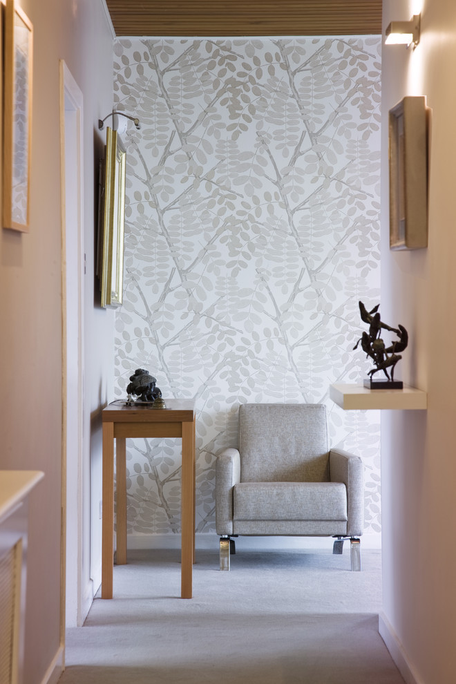 Пример оригинального дизайна: коридор в современном стиле с ковровым покрытием