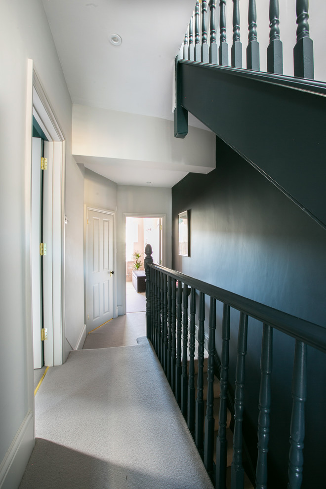 Идея дизайна: коридор в современном стиле с ковровым покрытием