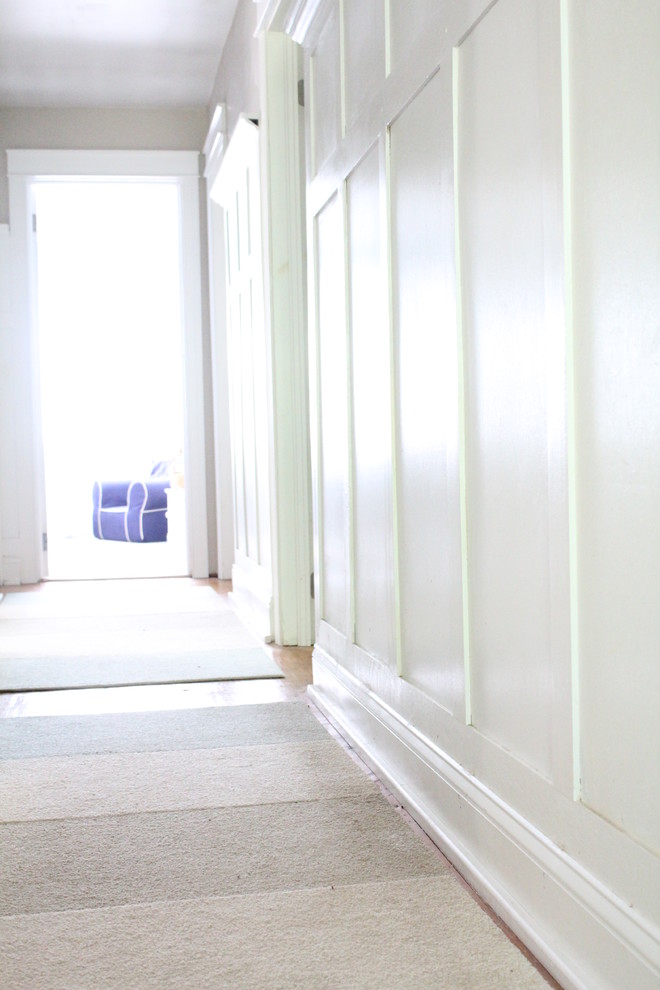 Источник вдохновения для домашнего уюта: коридор среднего размера в классическом стиле с серыми стенами и светлым паркетным полом