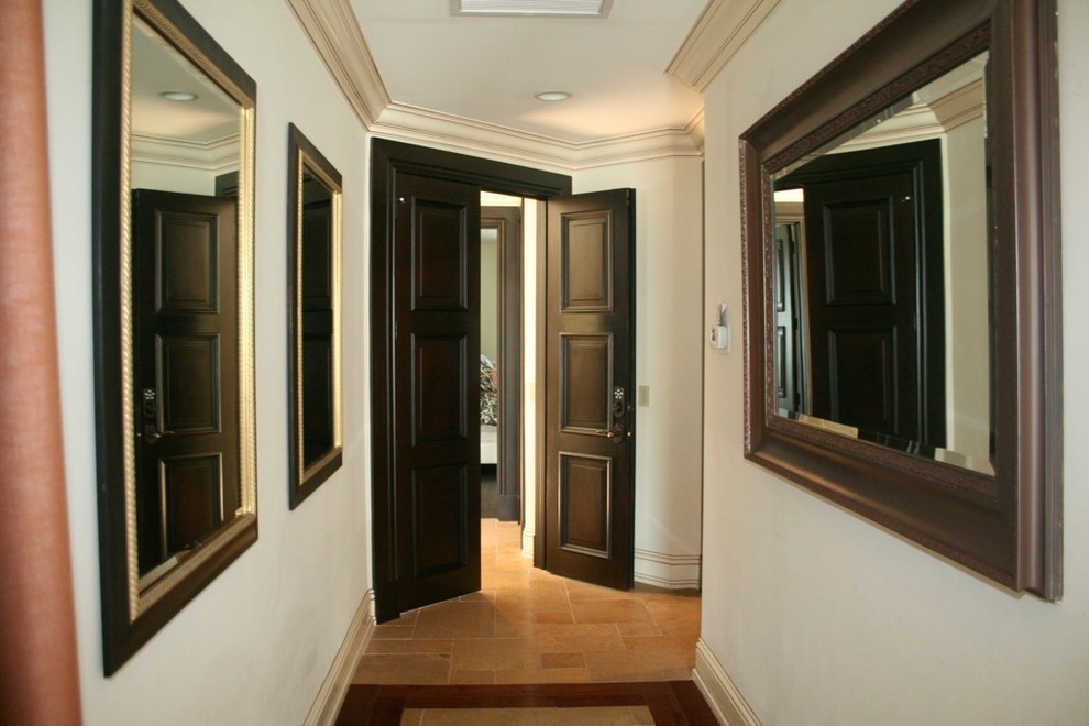 Diseño de recibidores y pasillos tradicionales de tamaño medio con paredes blancas y suelo de baldosas de cerámica