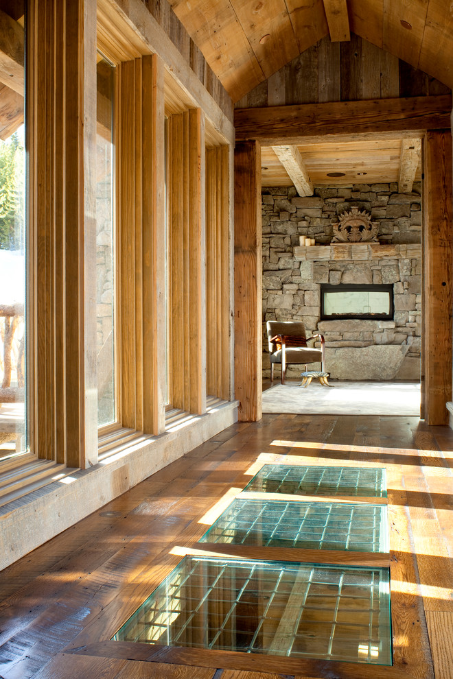 Ispirazione per un ingresso o corridoio rustico con pavimento in legno massello medio