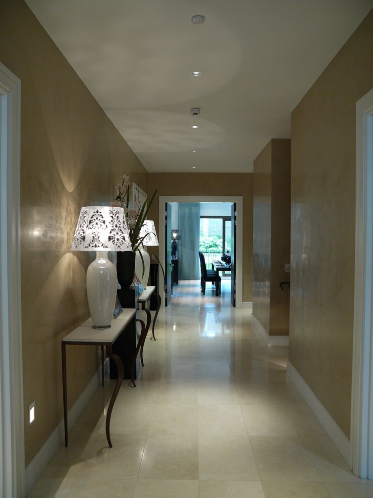 Imagen de recibidores y pasillos modernos grandes con paredes beige y suelo de baldosas de porcelana